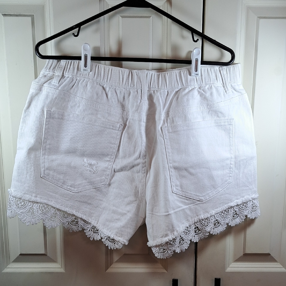 NWT MADDEN NYC DESTRESSED Elegant White Lace Trim Jean Shorts - Picture 4 of 8